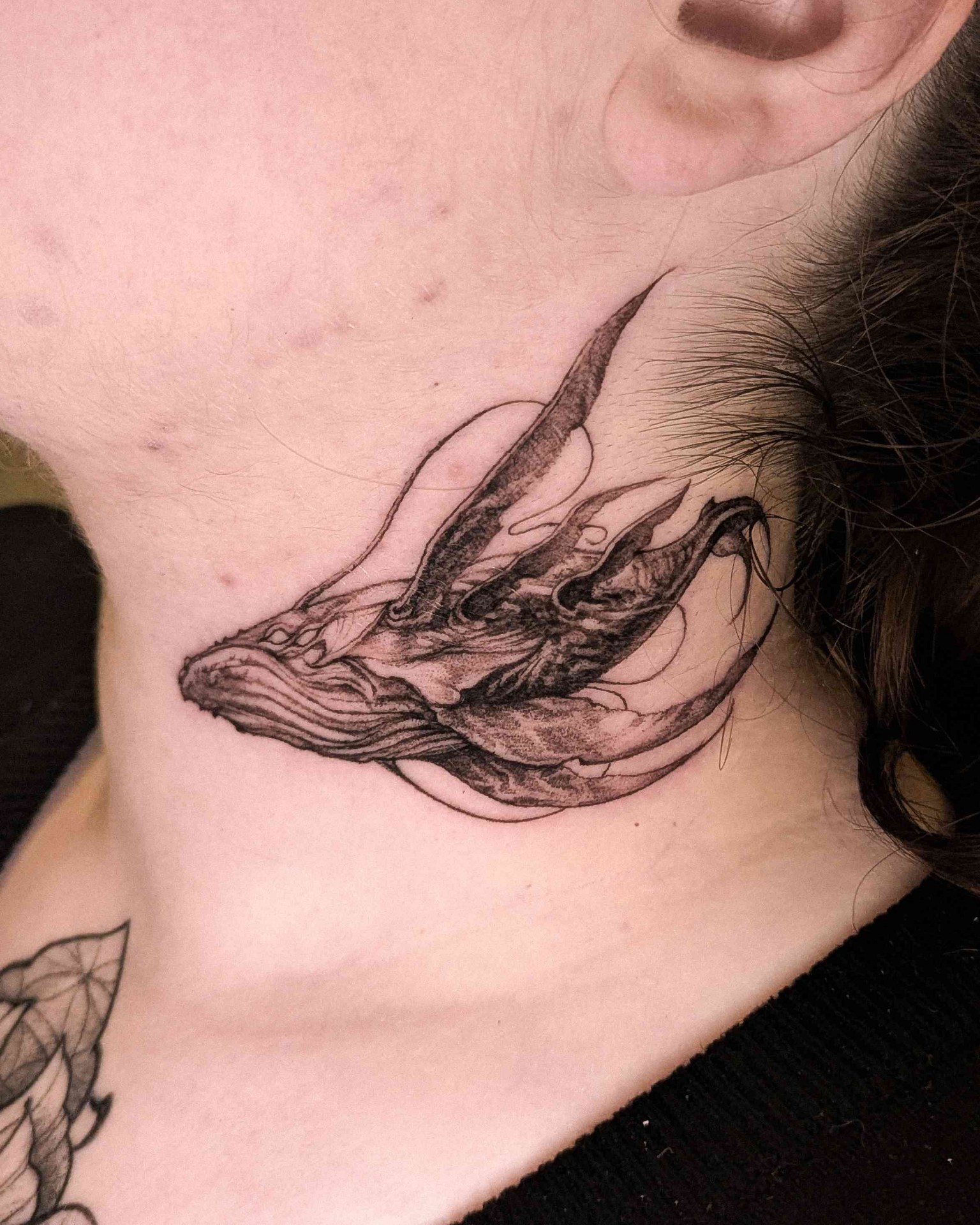 Tatouage dragon blackwork cou